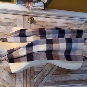 Club Room 100% Chasmere Brown/beige  tartan scarf 68" x 12". Stunning.